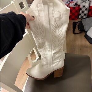 ARULA White Western-Style Women's Boots SIZE 8W